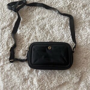 Lululemon crossbody camera bag 2L